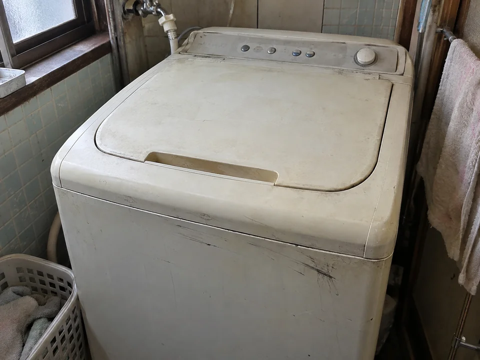 黄ばみと擦り傷のある縦型洗濯機