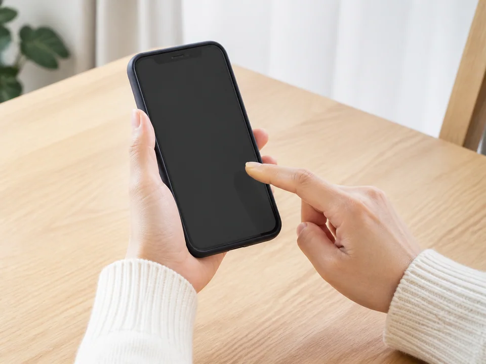 スマートフォンから品物の情報を送る様子